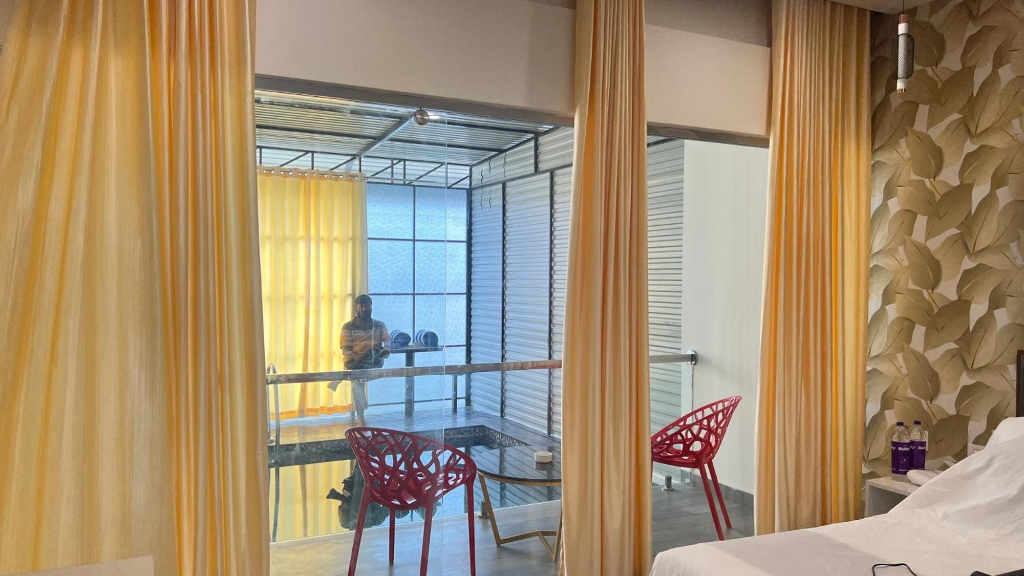 Aura Safari Hotel Vaduvanchal Bagian luar foto